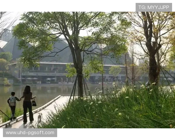 本地植被绿化场馆周边，降低维护成本并提升生态价值